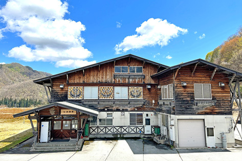 LADE Mountain Hut / HANAGASA